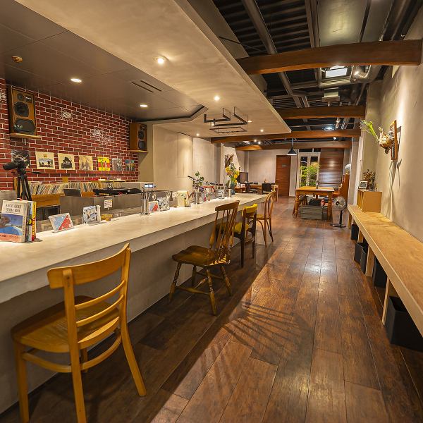 音楽やインテリアに遊び心を取り入れ、料理と同じくジャンルレスな楽しさを演出。会話が弾むカジュアルさと、隠れ家のような特別感を兼ね備えた空間です。