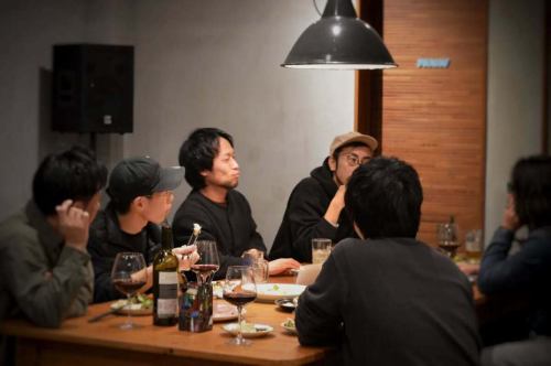 ゆったりとした夜のひととき。

美味しい料理を囲みながら、会話も自然と深まります。

こういう時間をこれからも大切に。

気取らず、気楽に。
静かな夜も、にぎやかな夜も。
ここで、ちょうどよく、お待ちしています。

17:00〜23:00（22:00フード22:30ドリンクL.O.）

#ユオとクッカ#茄子おやじ#茄子おやじ花レ#ディナー#京都グルメ#京都レストラン#烏丸御池#カレー#創作料理#みんなで乾杯
#restaurant#food