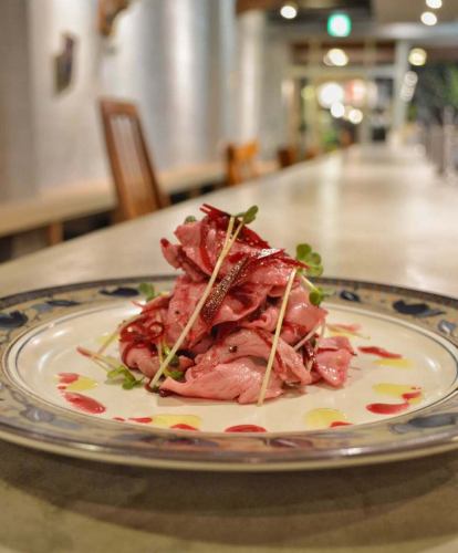 ビーツの豚しゃぶサラダ
ビーツの自然な甘さと酸味が豚しゃぶの旨みを引き立てて、ワインにも合う仕上がりに。
軽いスターターとして、とてもおすすめです✨

Beet Pork Shabu Salad
The natural sweetness and gentle acidity of the beets enhance the rich flavor of the pork shabu, making it a perfect match for wine.
Highly recommended as a light starter ✨

気取らず、気楽に。
静かな夜も、にぎやかな夜も。
ここで、ちょうどよく、お待ちしています。

17:00〜23:00（22:00フード22:30ドリンクL.O.）

#ユオとクッカ#茄子おやじ#茄子おやじ花レ#ディナー#京都グルメ#京都レストラン#烏丸御池#カレー#創作料理#みんなで乾杯
#restaurant#food