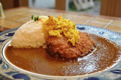 🌸春キャベツのメンチカツカレー🌸
茄子おやじ花レは4月10日で2周年を迎えます
京都の地に蒔いた茄子おやじの種が、じわじわじわじわと根を伸ばしてきたと感じるこの頃です。
本当に日々支えてくださっている皆様のおかげだなと思います。
いつもありがとうございます。
つきましては、4月10日から2週間の期間限定メニューとして「春キャベツのメンチカツカレー」をご用意しました。
春キャベツを使いふっくらとした食感のメンチカツができました。
茄子おやじのカレーとの相性も抜群。
ぜひぜひ食べにいらしてください。
お待ちしております。
p.s.限定Tシャツも販売予定なのでお楽しみに
※写真とは一部変更する可能性あり