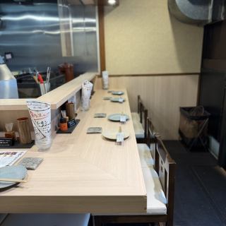 臨場感あふれるカウンターのお席は9席ご用意☆お一人様はもちろん！横並びに座れる為、ご友人同士やカップルで、ゆっくり語り合いたいときにも◎