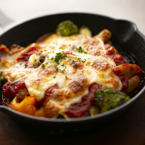 Oven-baked Tajima chicken and various vegetables with tomato and cheese