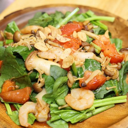 Japanese-style salad with shrimp and mushrooms