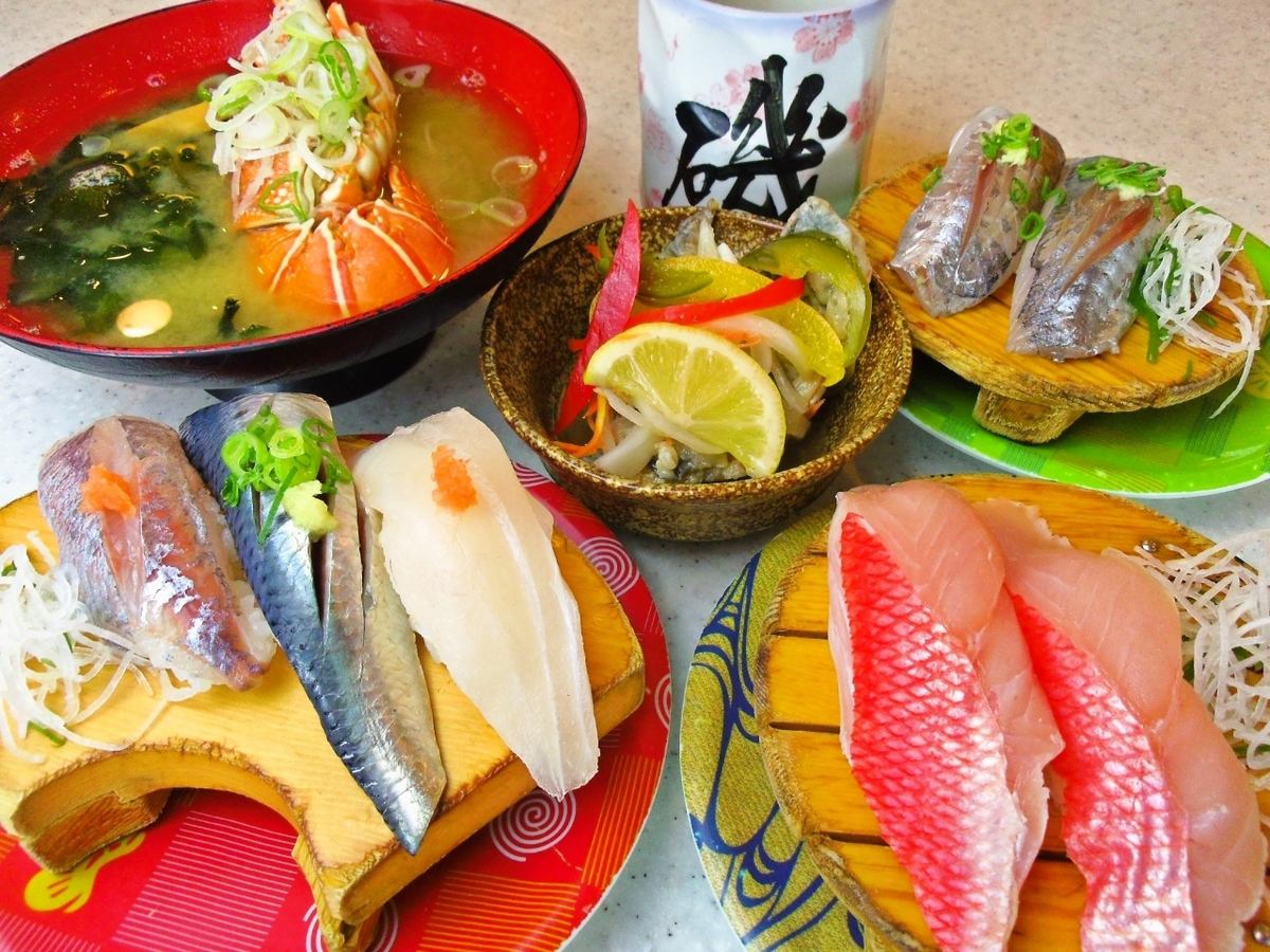 伊豆附近海中的各種新鮮當地魚類。您可以以優質的食材和實惠的價格盡情享受壽司。