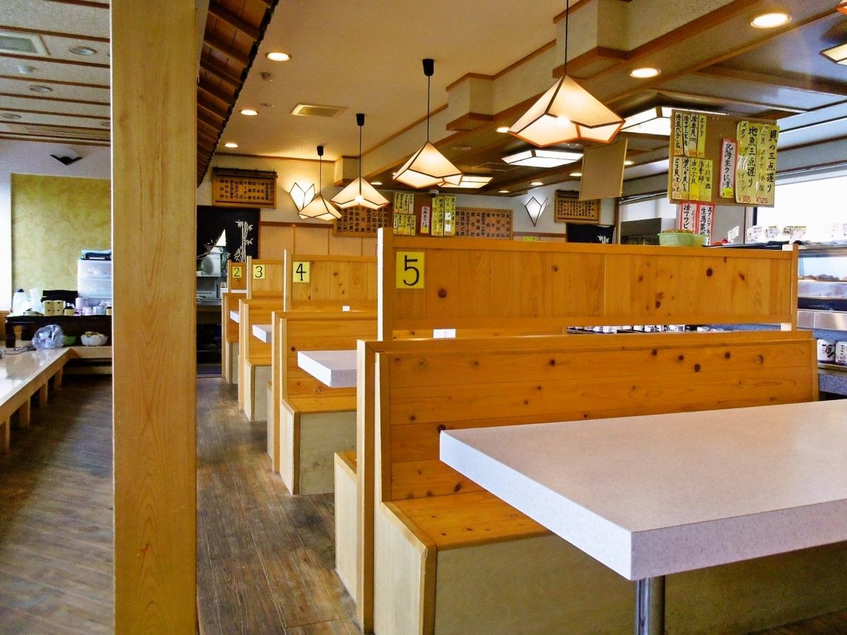 In addition to the counter seats, there are also BOX seats so you can spend a relaxing time.