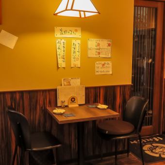 テーブル席を2席×1卓ご用意しております♪少人数のお客様にぴったりのスペースで、プライベート感を大切にしながらお食事を楽しむことができます。デートや大切な友人との食事会に最適な環境です◎アットホームな雰囲気の中、心ゆくまでおくつろぎください。