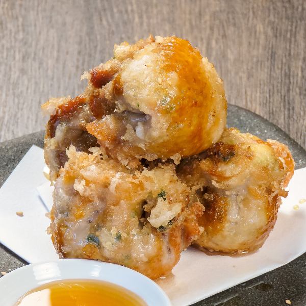 【特製鶏皮餃子】肉汁たっぷりの豪快な一品！思わず笑顔になる美味しさです♪