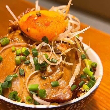 ”卵黄のっけ”旨ダレ焼豚丼