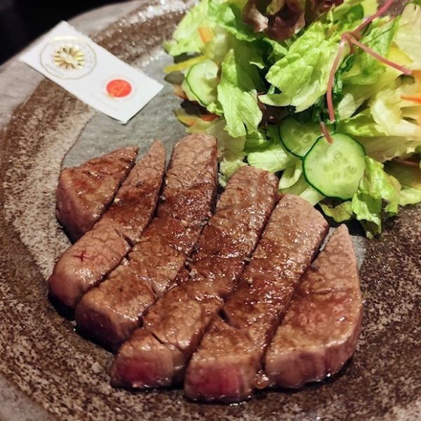 有馬温泉駅から風情ある商店街を抜け、有馬名物など食べ歩きを楽しみながら歩くこと15分。道中のお楽しみ満載なので、あっという間に到着します。店内は広々とした開放的なテーブル席をご用意。お一人様も大歓迎ですので、観光の合間や自分へのご褒美に、周りを気にせず極上の神戸牛をゆったりご堪能ください！