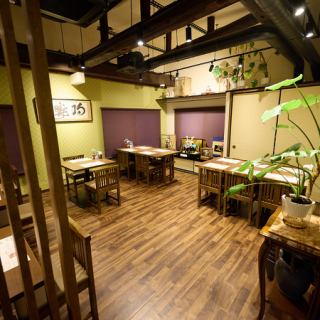 テーブル席が6名×2卓あります。