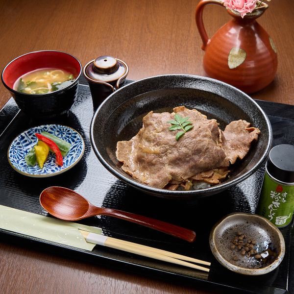2日煮込んだ贅沢の極み。有馬山椒香る【黒毛和牛の特製牛丼】