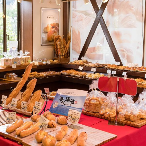 【店內的麵包琳瑯滿目】一進店，新鮮出爐的麵包香氣撲鼻而來♪除了受歡迎的丹麥糕點麵包外，還有各式各樣的麵包等著你。