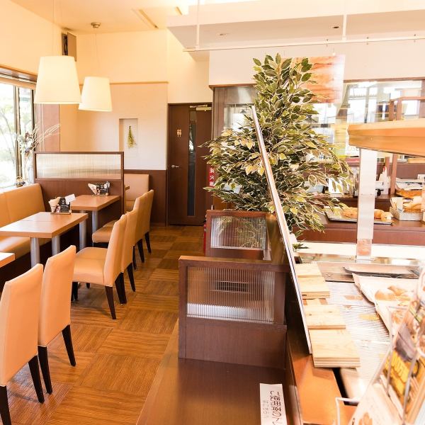 [Eat-in corner for box seats] There is also an eat-in corner in the store.We also sell drinks such as coffee, so you can relax and enjoy your stay.