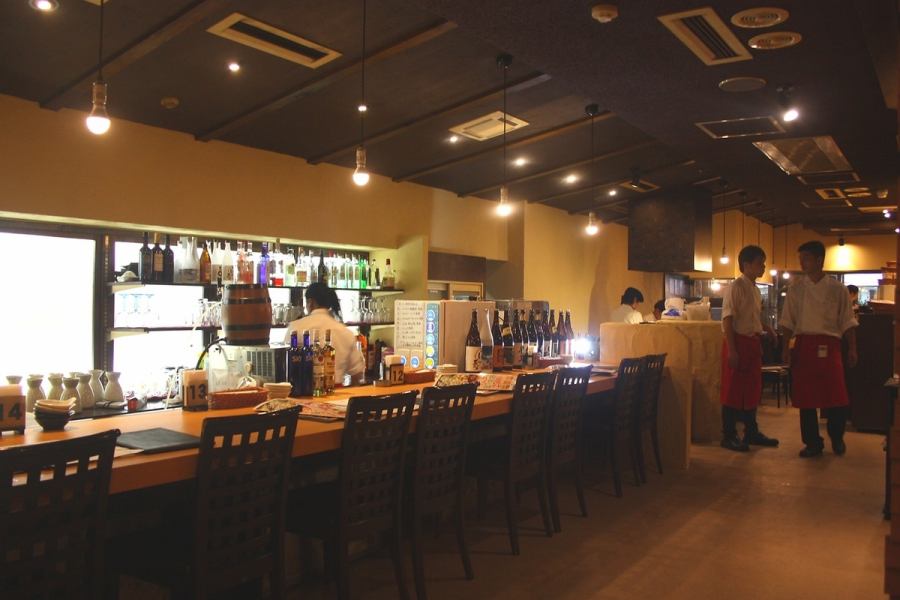 You can enjoy the izakaya collaboration menu in a calm, wooden interior.