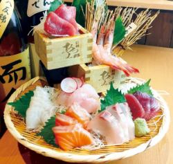 Deluxe 7-piece sashimi platter (fresh tuna + 6 chef's recommended dishes) for 2 people