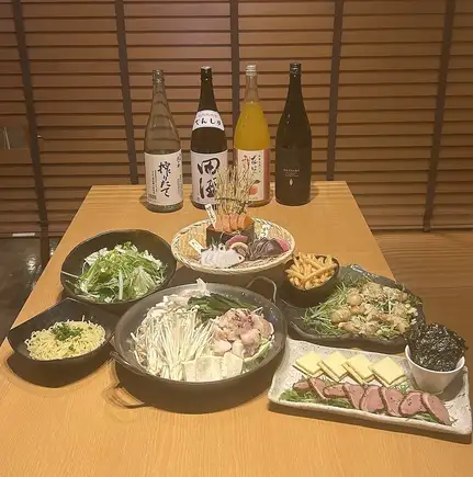 Sashimi platter (3 kinds) and Saroma Wagyu beef offal hot pot course for 4500 yen (all-you-can-drink beer and local sake included)