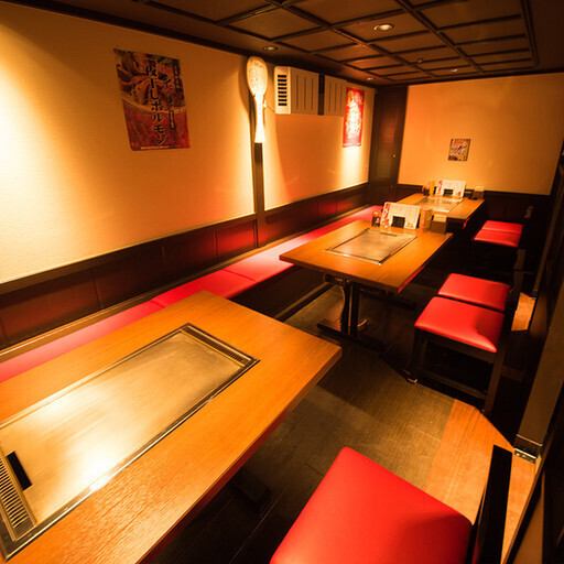 仕切り付きのテーブル席をご用意しておりますので、他のお客様を気にせず、ゆったりとお食事を楽しんでいただけます。各席に鉄板を完備♪ご家族でのお食事や、女子会、職場の宴会など、様々なシーンでご利用いただけます。熱々のお好み焼きを、楽しい会話と共にどうぞ！