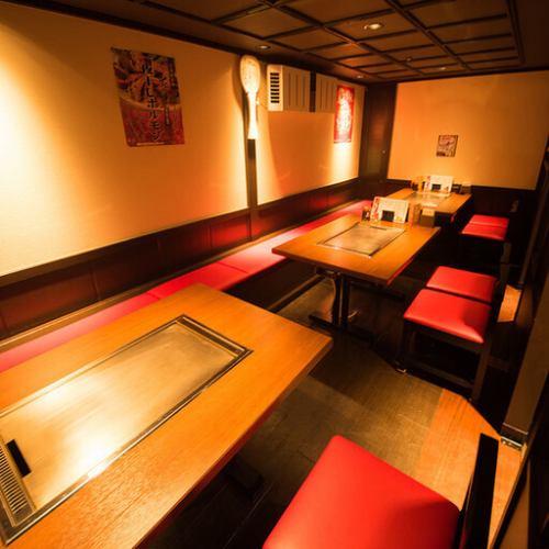 <p>仕切り付きのテーブル席をご用意しておりますので、他のお客様を気にせず、ゆったりとお食事を楽しんでいただけます。各席に鉄板を完備♪ご家族でのお食事や、女子会、職場の宴会など、様々なシーンでご利用いただけます。熱々のお好み焼きを、楽しい会話と共にどうぞ！</p>