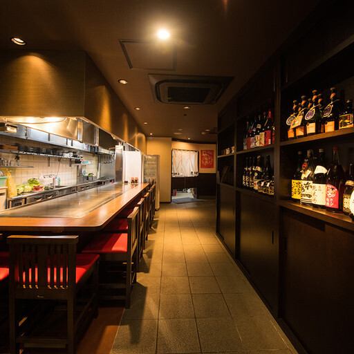 臨場感あふれるオープンキッチンの目の前には、お一人様でも気軽に利用できるカウンター席をご用意！目の前でお好み焼きや鉄板焼きの香りを楽しみながら、できたて熱々の料理を味わえる特等席です♪職人の手さばきを見ながら、美味しい広島料理をご堪能ください。