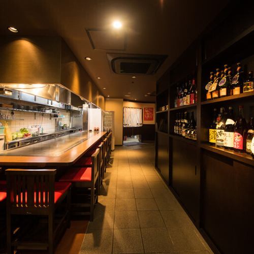 <p>臨場感あふれるオープンキッチンの目の前には、お一人様でも気軽に利用できるカウンター席をご用意！目の前でお好み焼きや鉄板焼きの香りを楽しみながら、できたて熱々の料理を味わえる特等席です♪職人の手さばきを見ながら、美味しい広島料理をご堪能ください。</p>