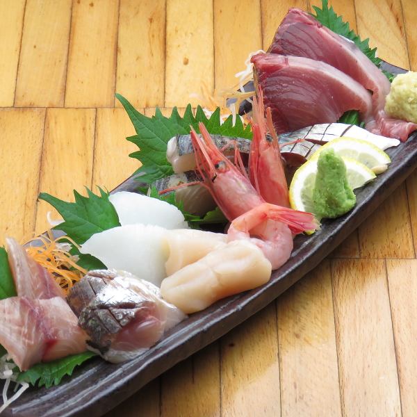 The 7-9 kinds of fish carefully selected by the owner are delicious! << Assorted sashimi >> 1078 yen (tax included)