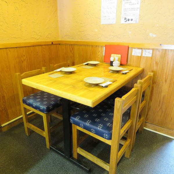 テーブル席はカウンターに隣接して4席ご用意しています。ご家族連れや、お勤め先の飲み会など使い勝手のよいお席となっております。