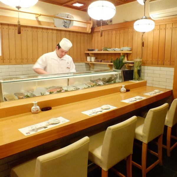 【1F】 The 12 seats in the counter seat is a special seating where skill of craftsmen can be seen at close range.A technique that has been successively inherited since the foundation of Showa 2.Please enjoy the sushi grasped by a certain technique with your eyes and tongue.