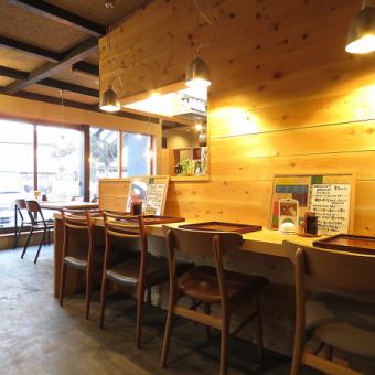 We have counter seats that are safe for one person.The warmth of the wood is comfortable, and it is a calm seat that makes you feel like you will stay longer.