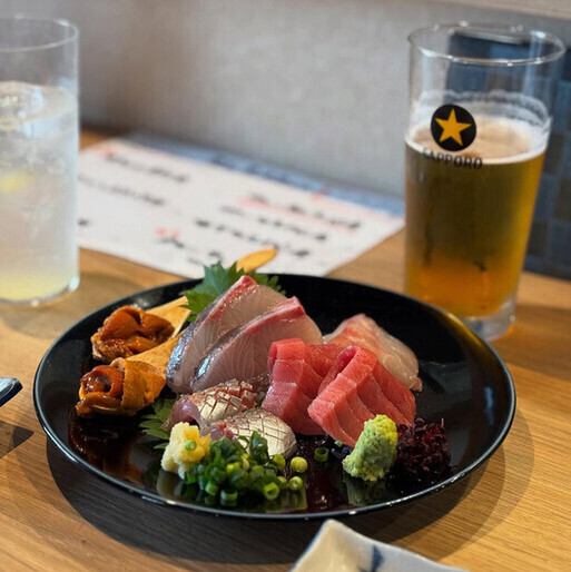 毎日仕入れの鮮魚と、炭火で焼き上げる炉端焼きに舌鼓！デートや女子会に◎