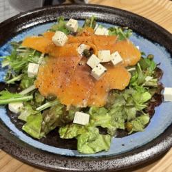 スモークサーモンとクリームチーズのサラダ