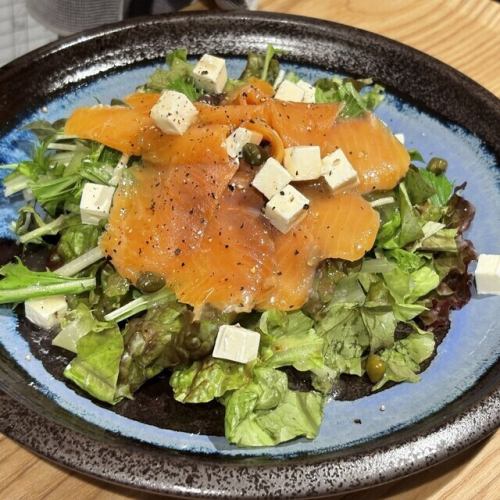 スモークサーモンとクリームチーズのサラダ