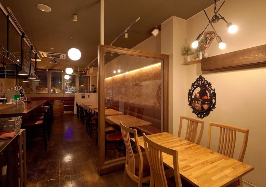 スペインバルカメレオンの店内は、スペインのバルをイメージした、木の温もりがあり活気あふれる空間です。赤を基調とした内装で、カジュアルな雰囲気の中でお食事やパーティーが楽しめます。