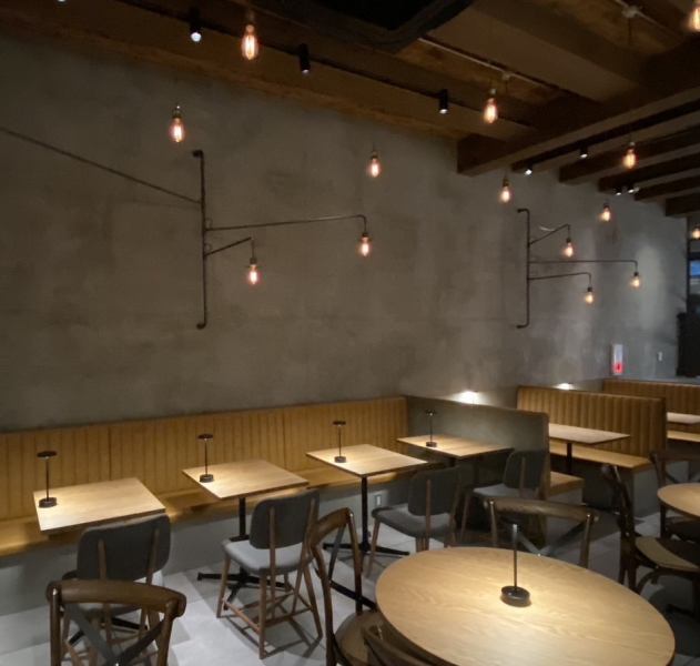 The simple yet stylish interior features warm lighting that creates a comfortable atmosphere.The concrete walls and stylish lamps create an impressive, relaxing space.Please feel free to stop by.