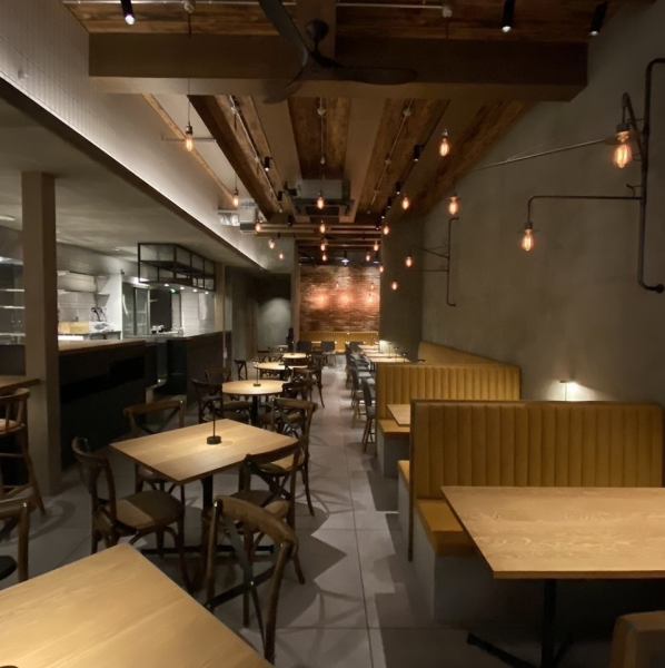 The interior of the restaurant is modeled after a diner in Los Angeles, with the concept of creating an atmosphere in the city.A space focused on tables and furniture.