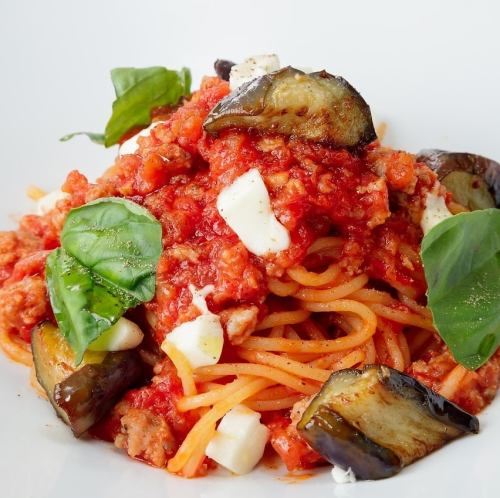 イタリアンソーセージと茄子のトマトパスタ