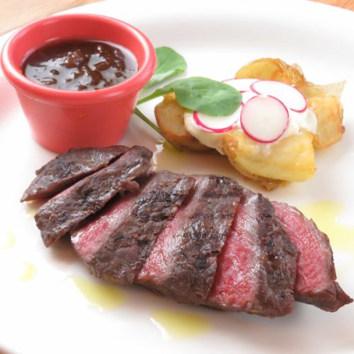 十勝牛もも肉のステーキ　特製オニオンソース