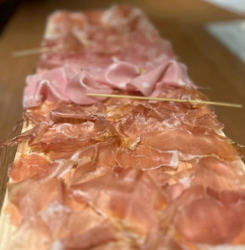 超薄!什錦火腿和薩拉米香腸