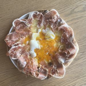 生ハムと半熟卵のビスマルク