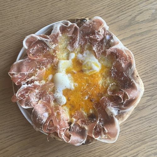 生ハムと半熟卵のビスマルク