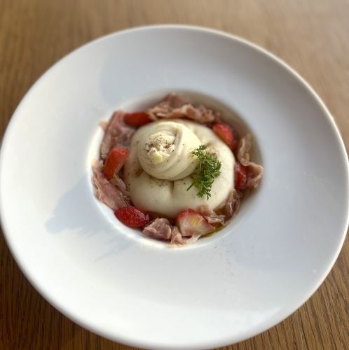 生ハムといちごのブッラータチーズ