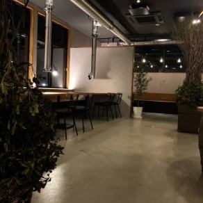 2 to 6 people x 2 table seats.It is a seat that can be connected with a small number of people or a large number of people! It is a recommended seat for a banquet with a large number of people! Please feel free to contact us.