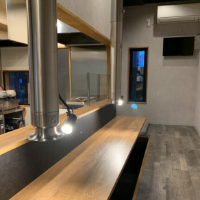 Counter seats for 1 to 4 people.Recommended for a date or a drinking party with a small number of people while watching the cooking. Please feel free to contact us.