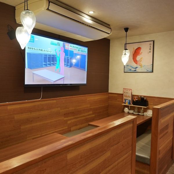 温かみのある木材を基調とした落ち着いた雰囲気の空間です。各席プライバシーを考慮し仕切りが設けられているため、周囲を気にせずリラックスしてお食事を楽しむことができます。さらに心地よい照明と清潔感のある内装が、ゆったりしたひとときを演出。またモニターもあり様々なシーンに合わせて楽しめます。