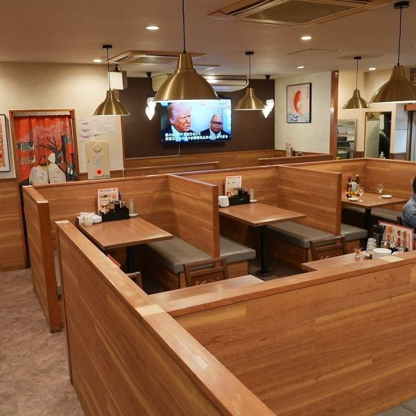 店内は温もりのある居心地の良い空間になっており、ゆったりとした食事を楽しむことができます。また落ち着いた照明が、アットホームな雰囲気を演出しており友人やご家族との楽しいひとときを過ごすのに最適です。ぜひ当店のリラックスできる空間で、美味しい料理とお酒を心ゆくまでお楽しみください。