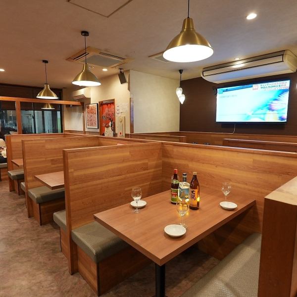 当店は50名様以上での貸切が可能です。お席の方はプライベート感を大切にしたお席をご用意しており、リラックスしてお楽しみいただけます。清潔感のある明るい店内は心地よい空間になっており、特別なイベントや集まりにぴったりの場所ですので大切なひとときを当店でお過ごしください。お待ちしております。