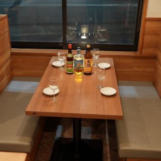 ソファー席は、4人掛×9席ご用意しております。落ち着いた雰囲気の中で、ゆったりとお食事やお飲み物をお楽しみいただけます。各席はプライベート感があり、友人や家族との特別な時間にぴったりです。窓際の席からは外の景色も楽しめ、リラックスしたひとときを提供いたします。