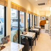 The first floor has four tables for two people, perfect for lunch or a date.