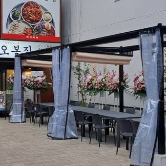 There is also terrace seating in the entrance area! You can enjoy authentic Korean cuisine in an open space.
