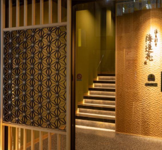 【2階に当店ございます】フォトジェニックな店内。皆様のご来店、従業員一同お待ち致しております。