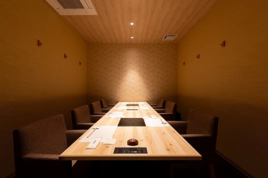 広々とした落ち着きある空間はどのようなシーンにもおすすめ。大人個室でこだわりのお料理やお酒をごゆっくりとお楽しみいただけます。ご宴会や接待など、ご利用シーンに合わせてお席をご用意致しております。是非ご利用くださいませ。